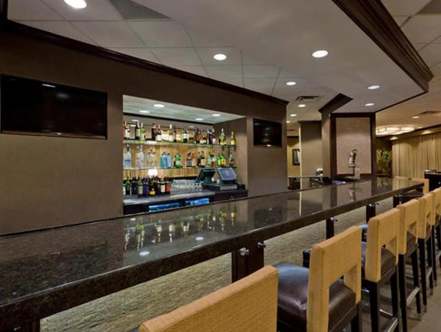 DoubleTree by Hilton BWI Airport Hotel Bar