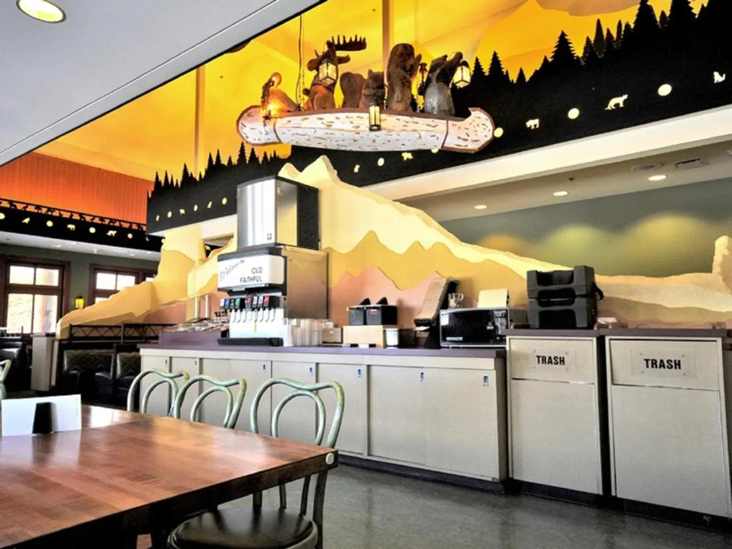 Old Faithful Snow Lodge & Cabins Bar