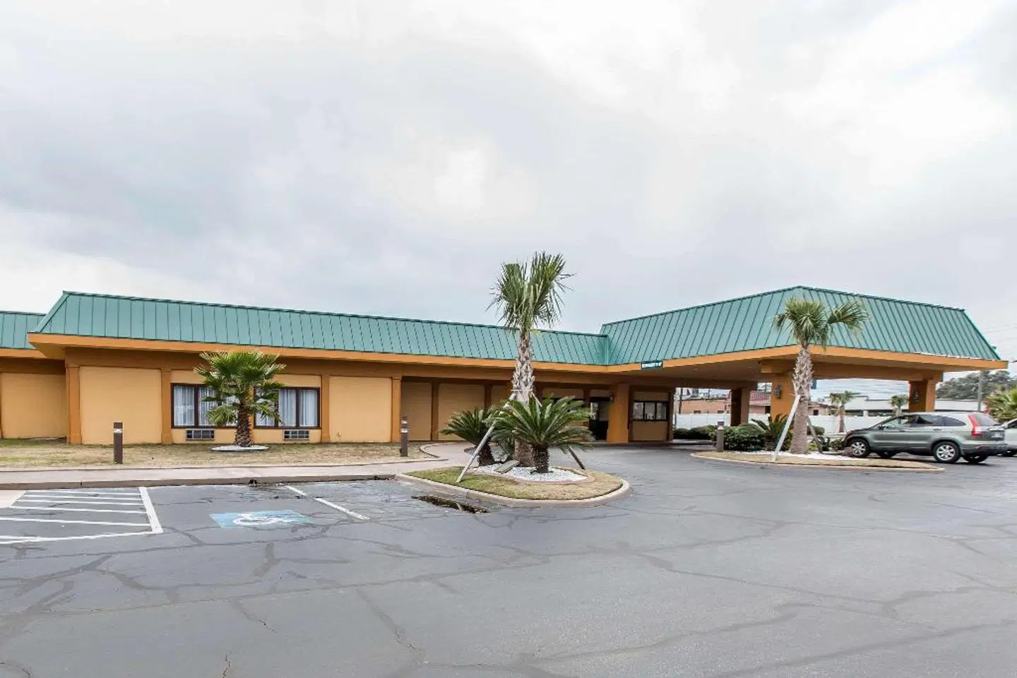 Quality Inn Midtown Savannah EXTERIOR