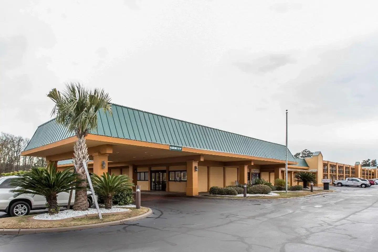 Quality Inn Midtown Savannah EXTERIOR