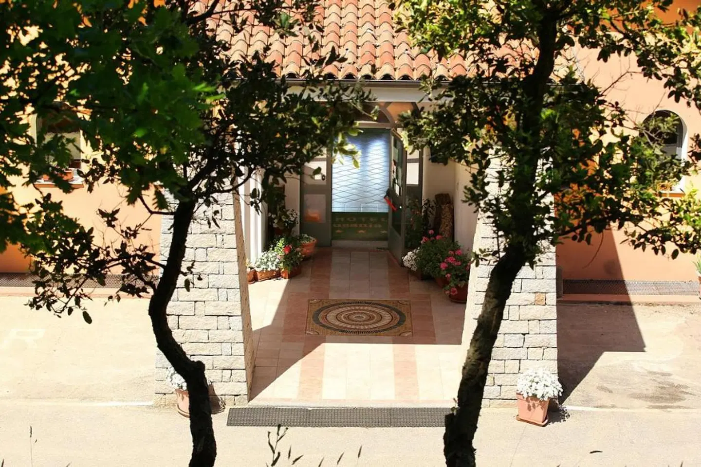 Pausania Inn EXTERIOR