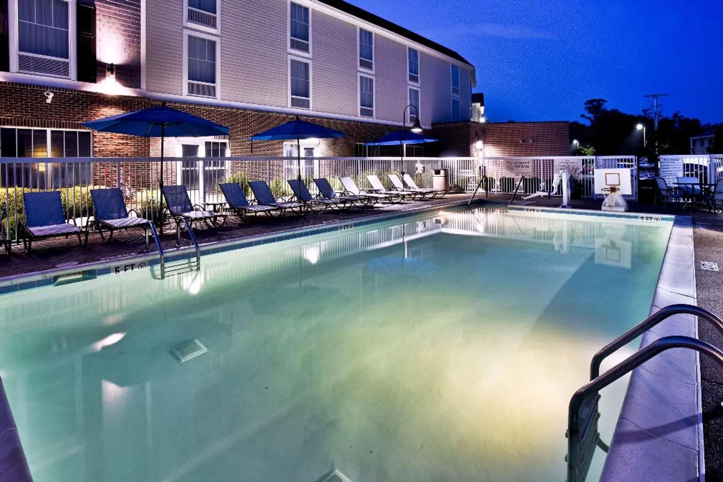 Hampton Inn & Suites Cape Cod-West Yarmouth OUTDOOR_POOL