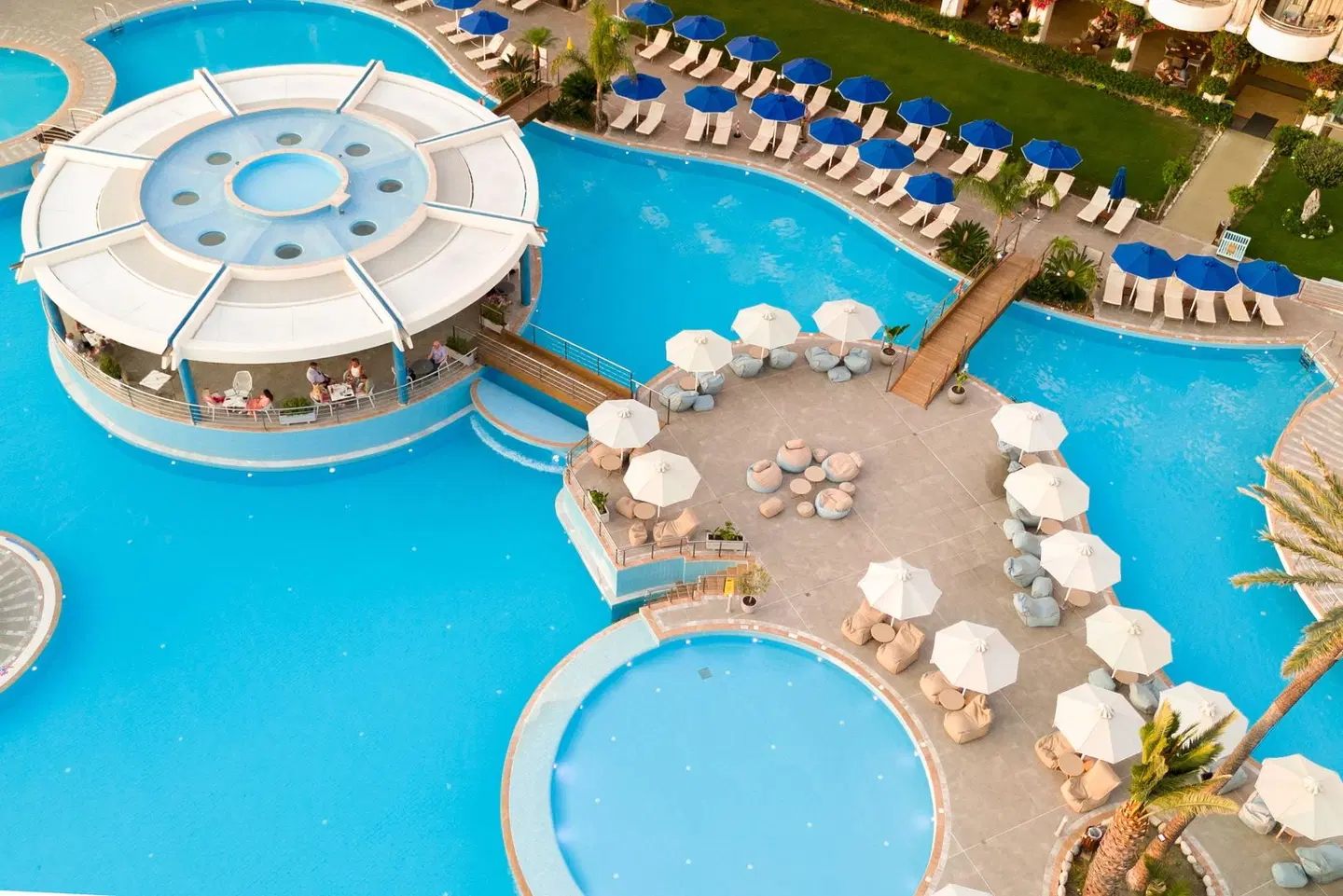 Atrium Platinum OUTDOOR_POOL