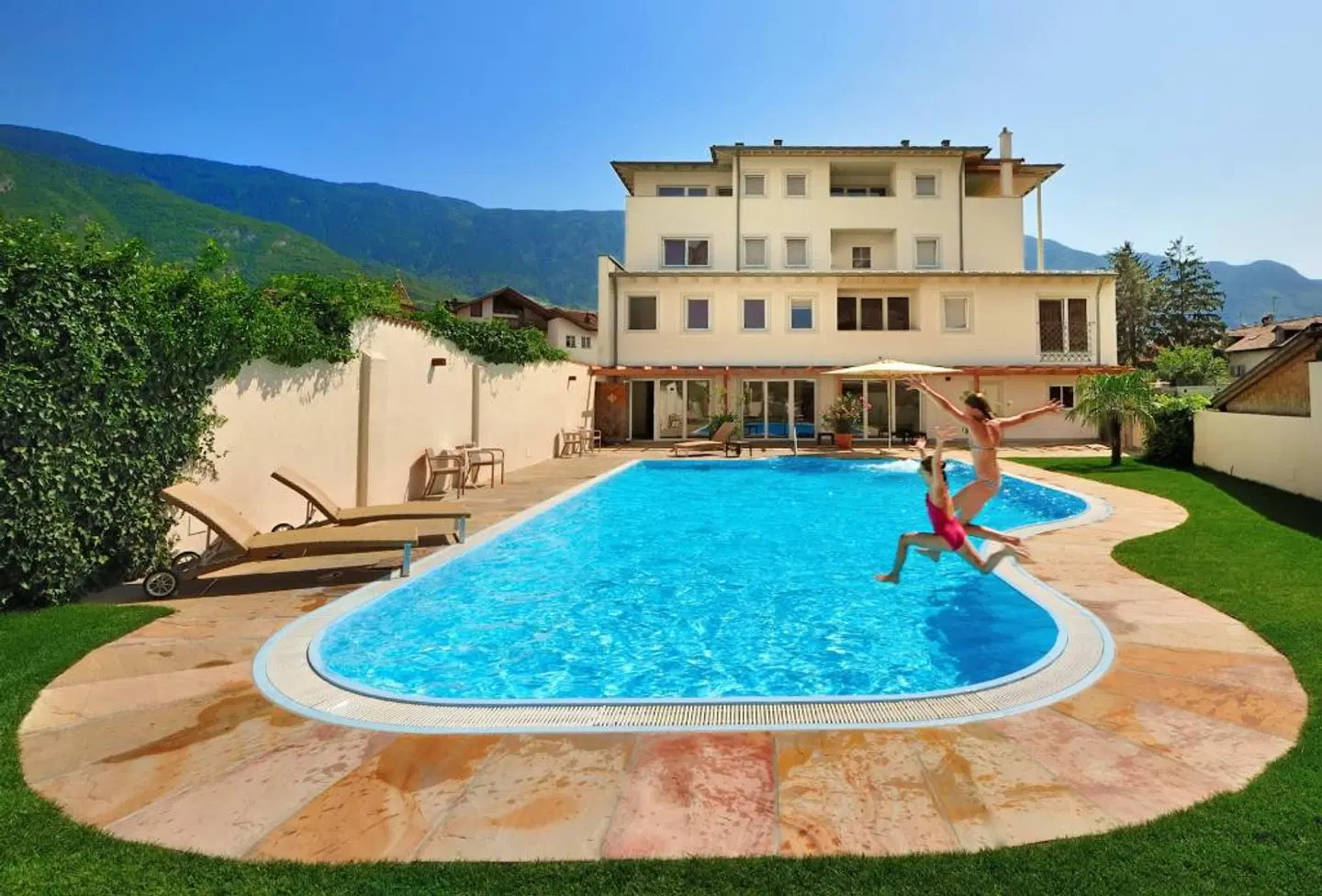 Teutschhaus OUTDOOR_POOL