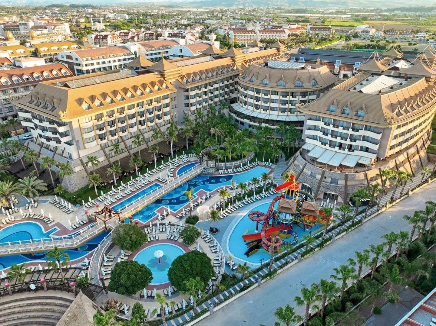 Royal Dragon Hotel EXTERIOR