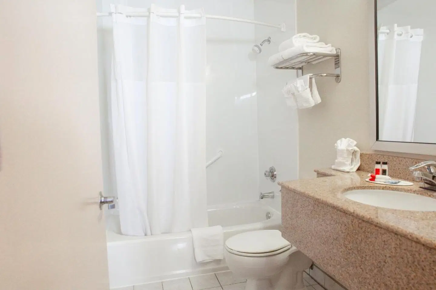 Days Inn by Wyndham Encinitas Moonlight Beach Badezimmer