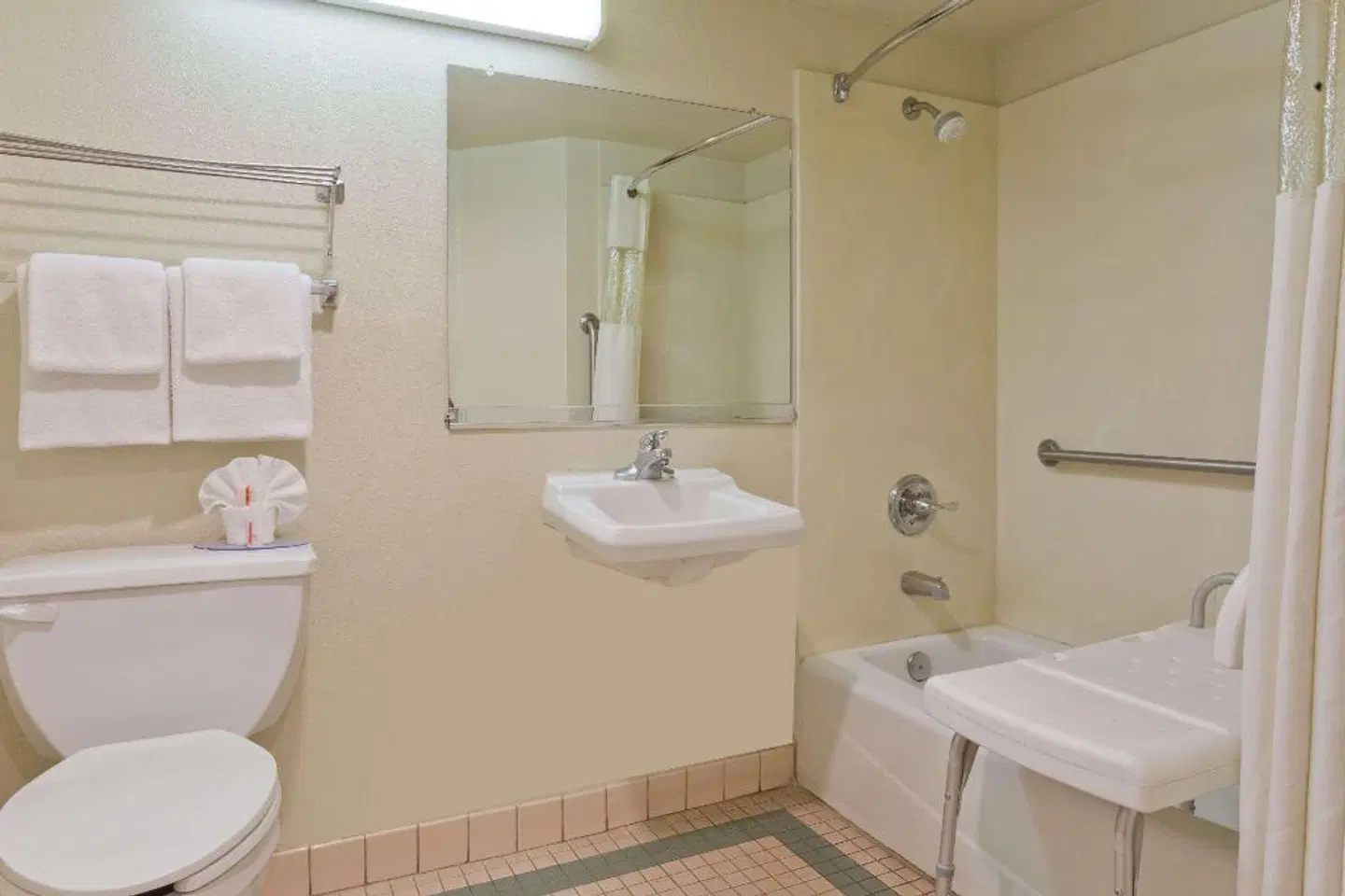 Days Inn by Wyndham Lathrop Badezimmer