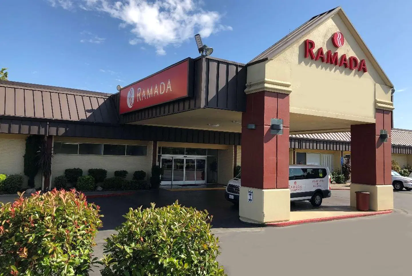 Ramada by Wyndham Sacramento EXTERIOR