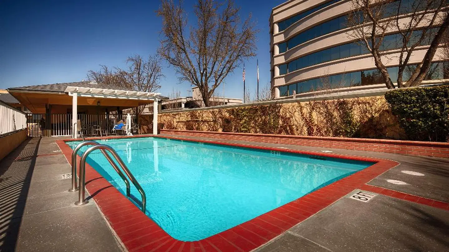 Best Western Town House Lodge OUTDOOR_POOL