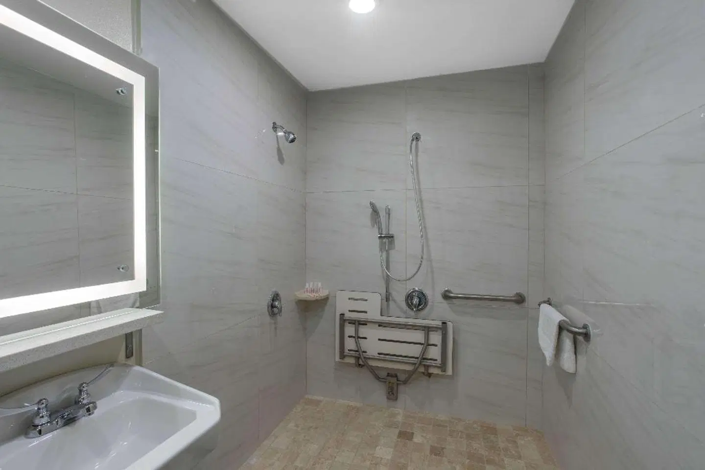 Ramada Culver City Badezimmer