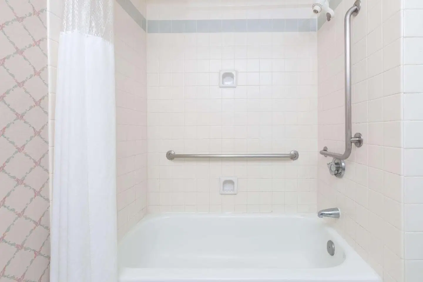 Ramada by Wyndham Hawthorne/LAX Badezimmer