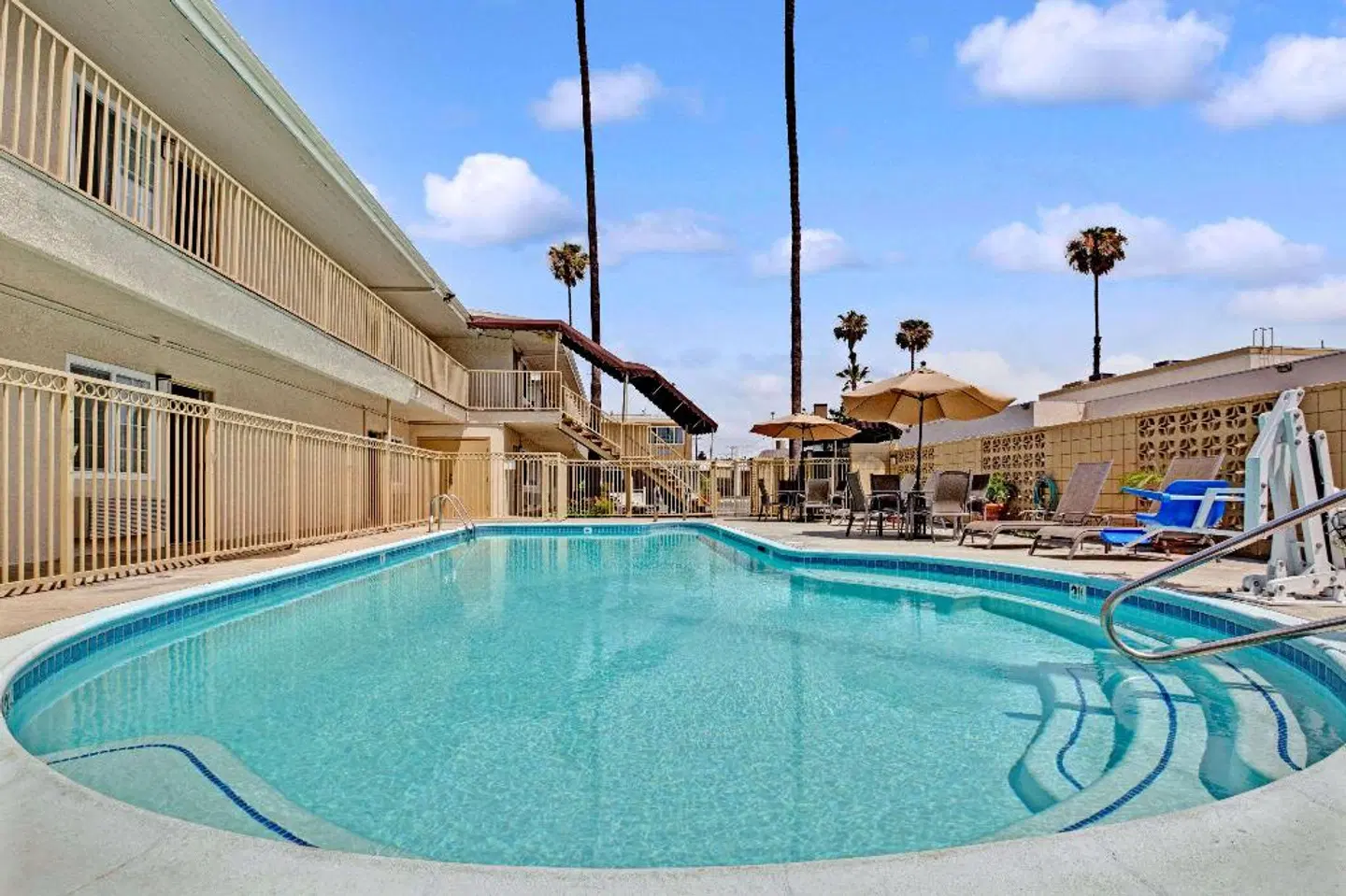 Super 8 by Wyndham Los Angeles-Culver City Area OUTDOOR_POOL