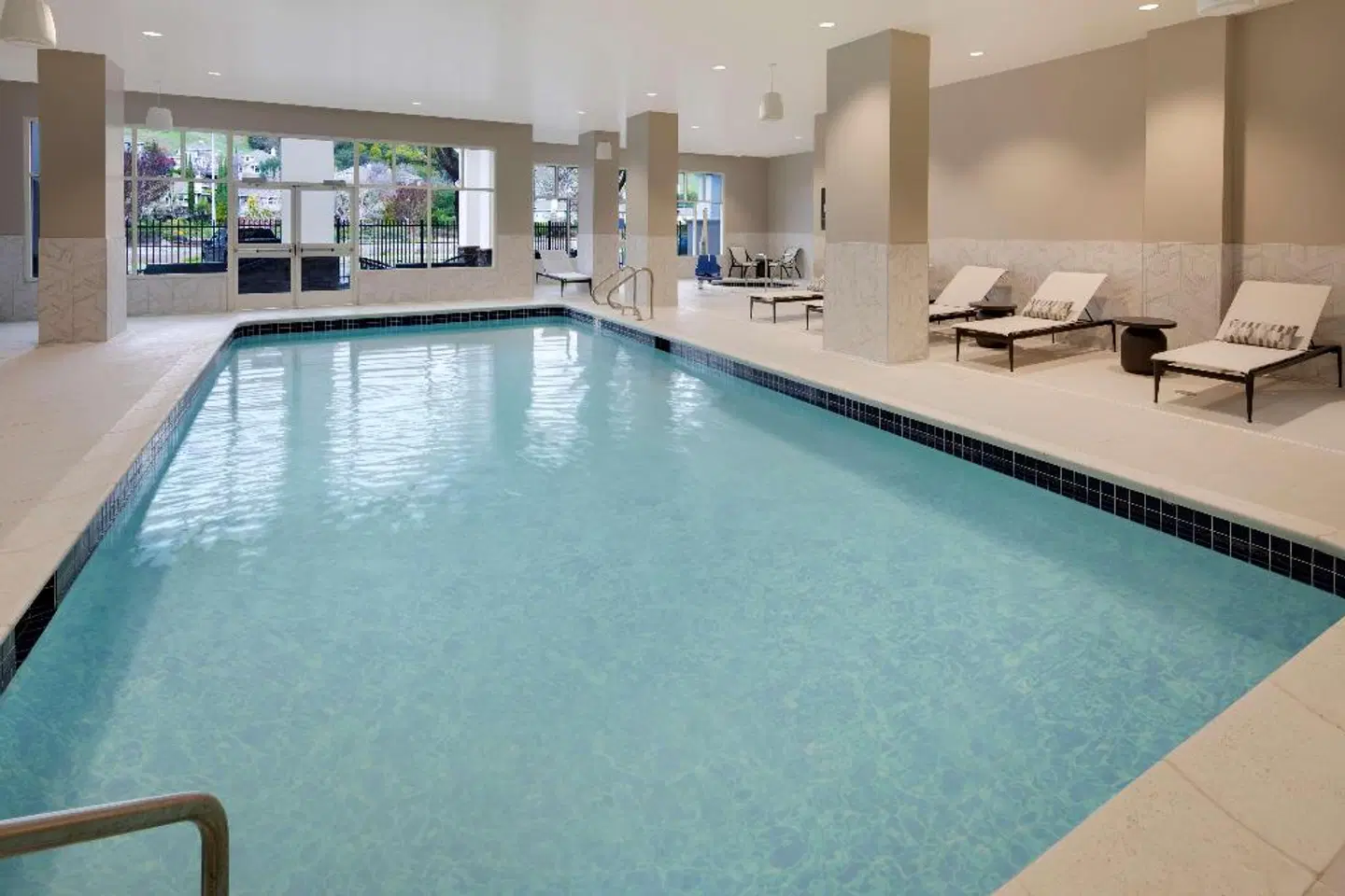 Embassy Suites by Hilton San Rafael Marin County Hallenbad