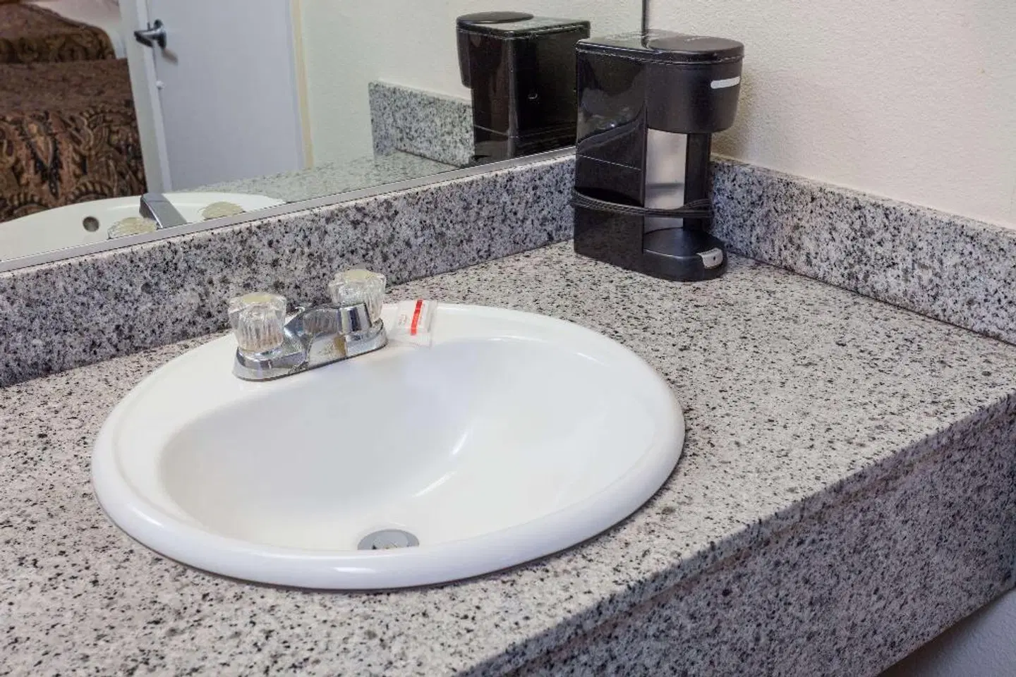 Days Inn by Wyndham Anaheim West Badezimmer