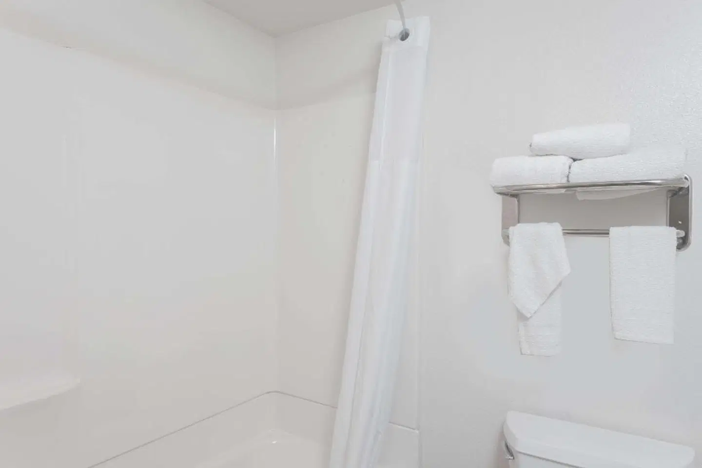 Days Inn by Wyndham Anaheim West Badezimmer