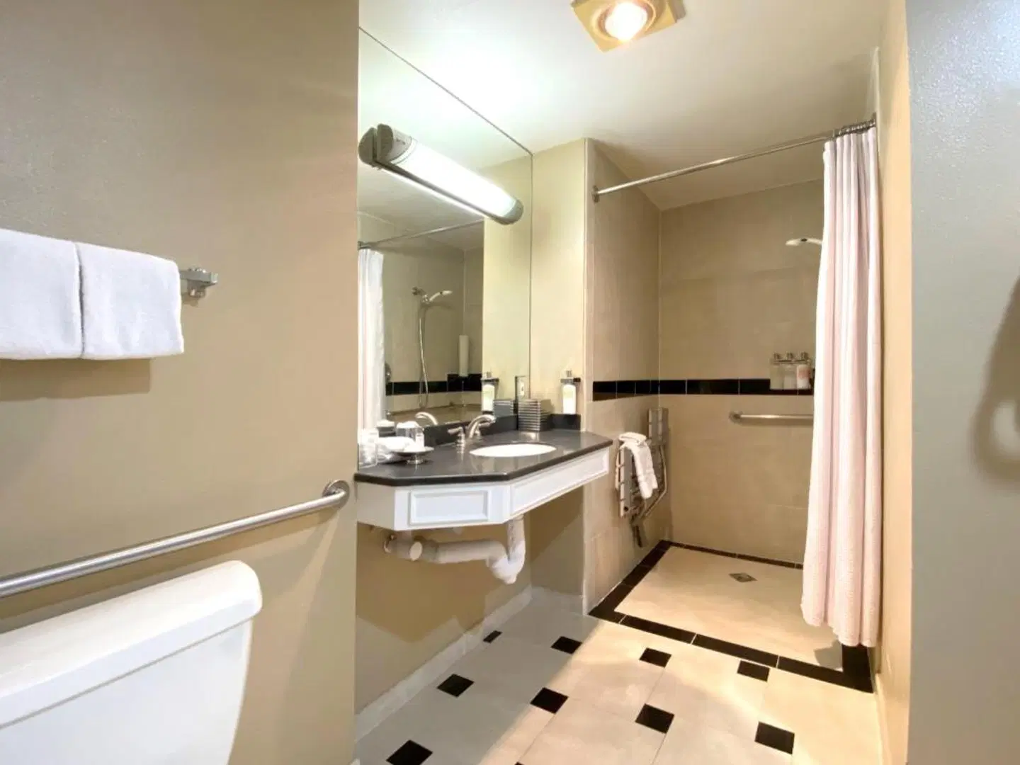 The Georgian Hotel Badezimmer