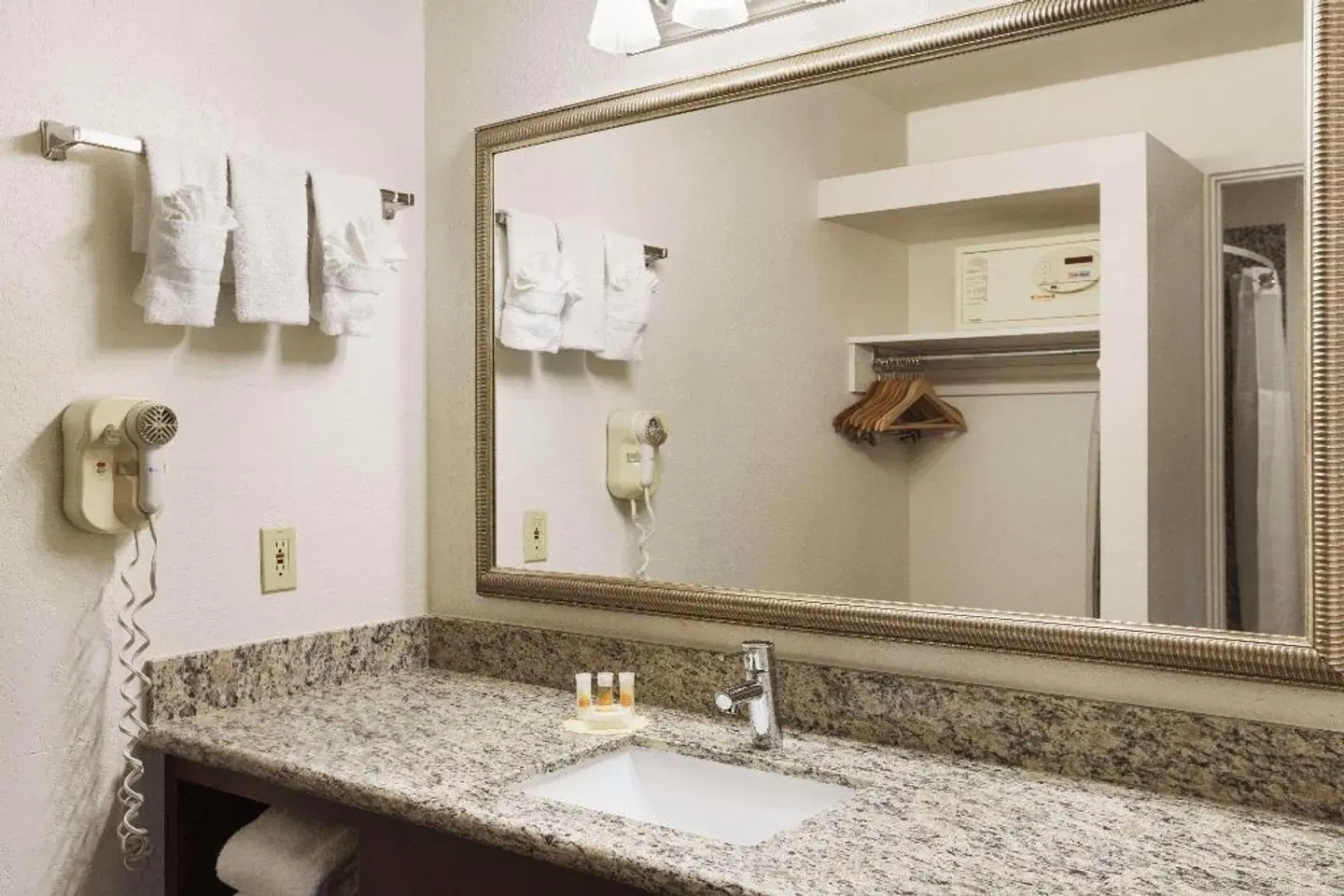 Days Inn by Wyndham Oceanside Badezimmer