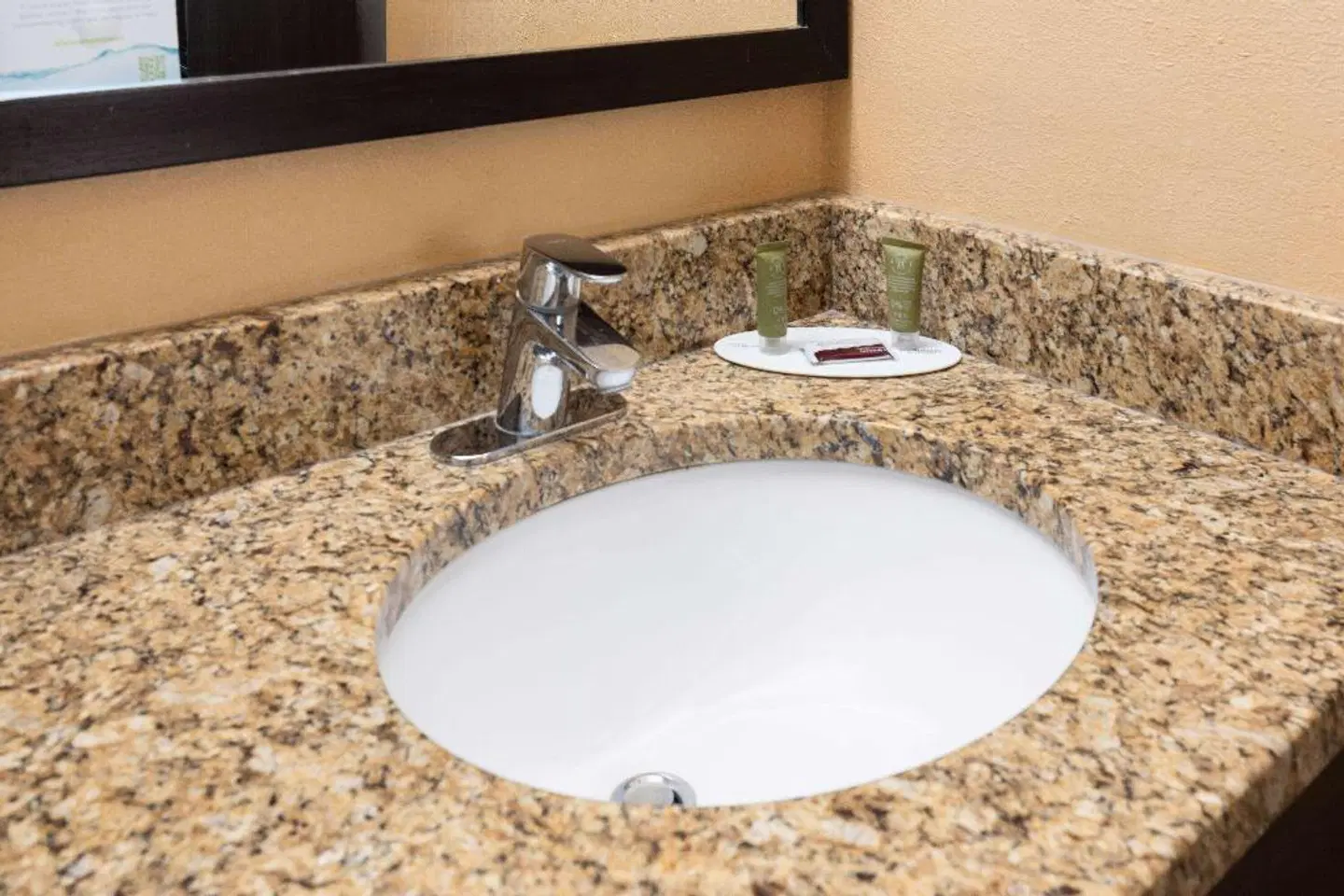 Super 8 by Wyndham Myrtle Beach/Market Common Area Badezimmer