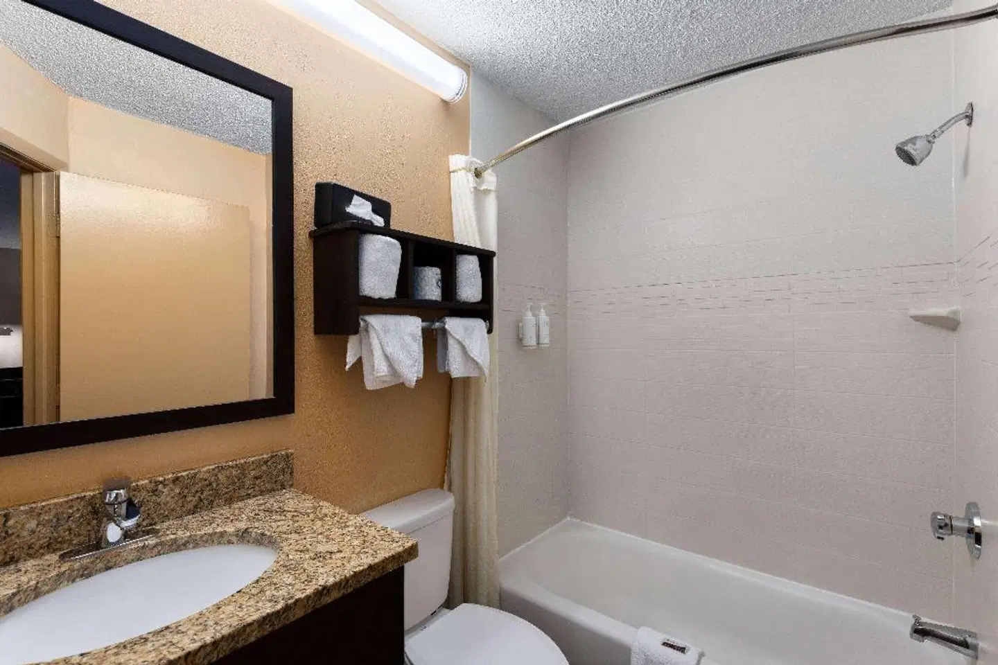 Super 8 by Wyndham Myrtle Beach/Market Common Area Badezimmer