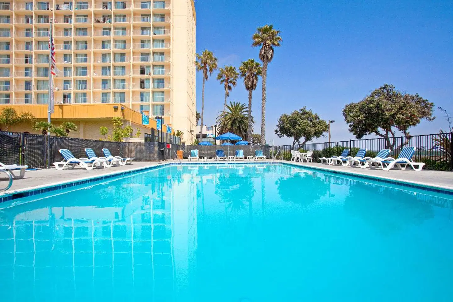 Crowne Plaza Hotel Ventura Beach OUTDOOR_POOL