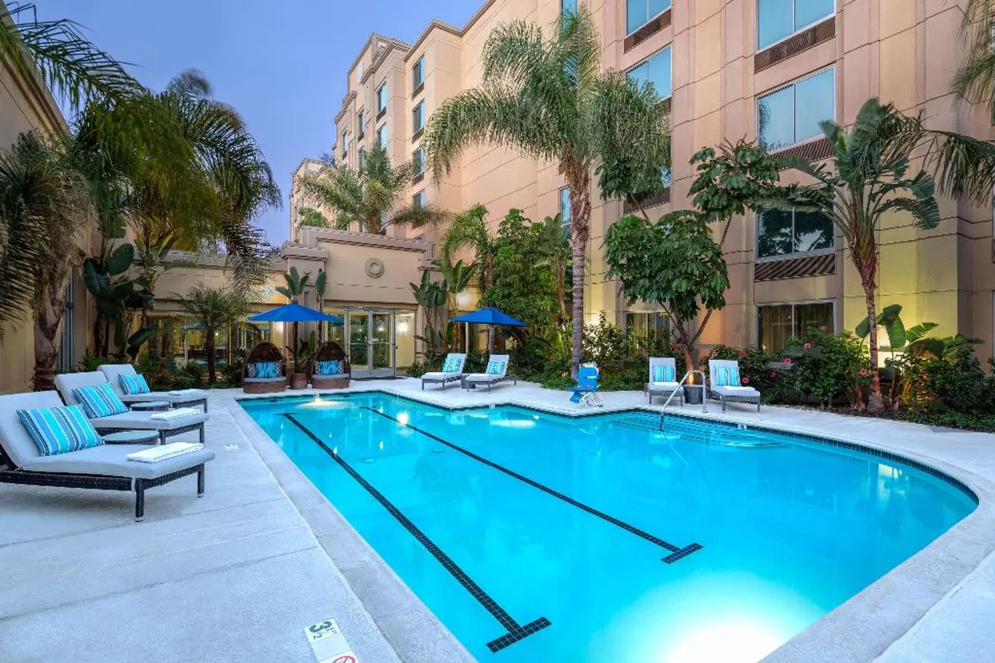 DoubleTree by Hilton Los Angeles/Commerce OUTDOOR_POOL