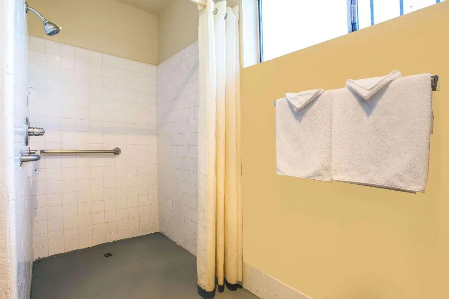 Travelodge by Wyndham Turlock Badezimmer