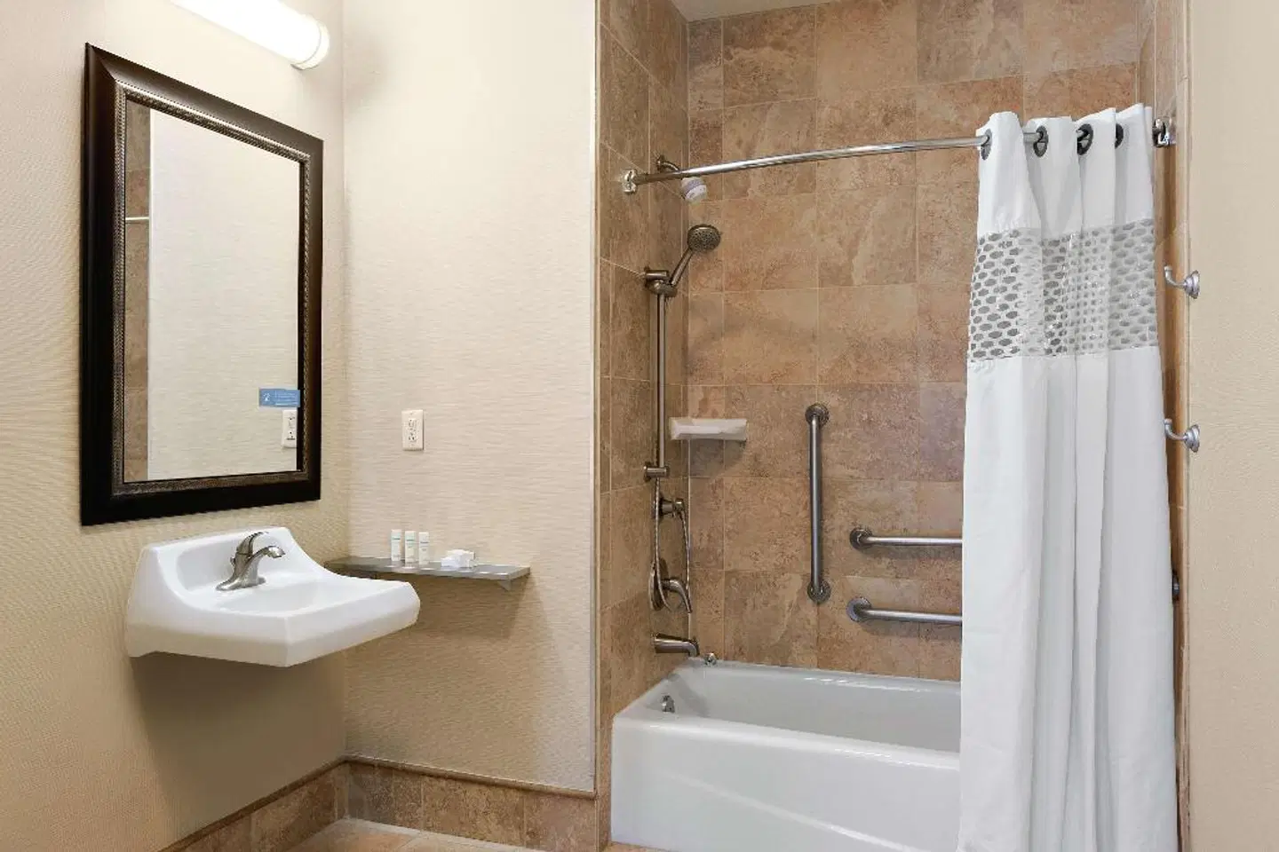 Hampton Inn Bakersfield-Central Badezimmer