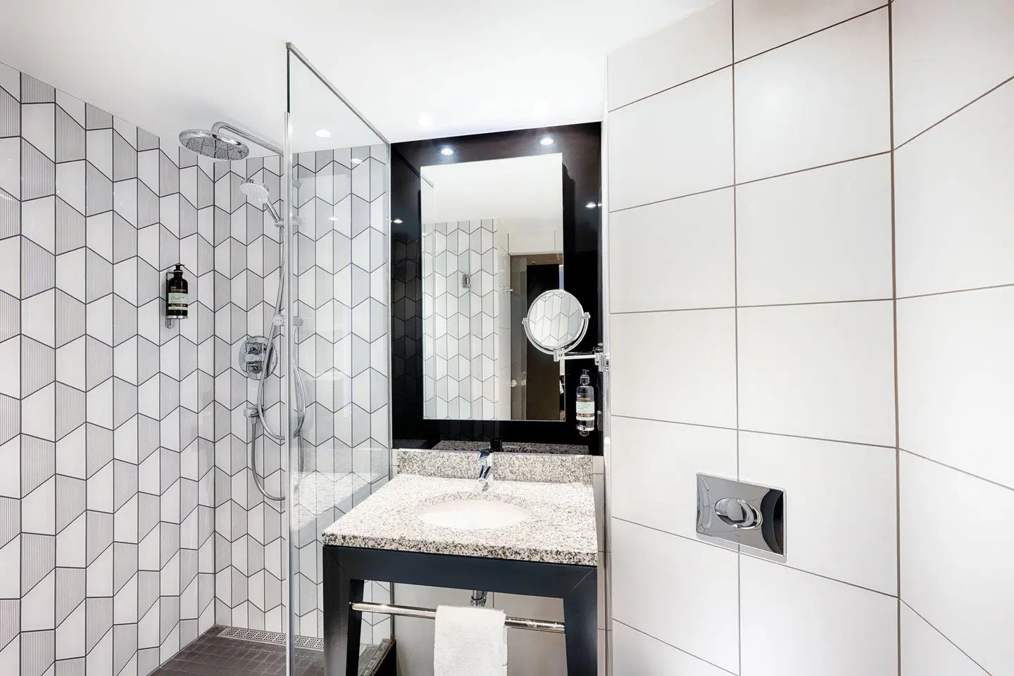 Holiday Inn Berlin - Centre Alexanderplatz Badezimmer