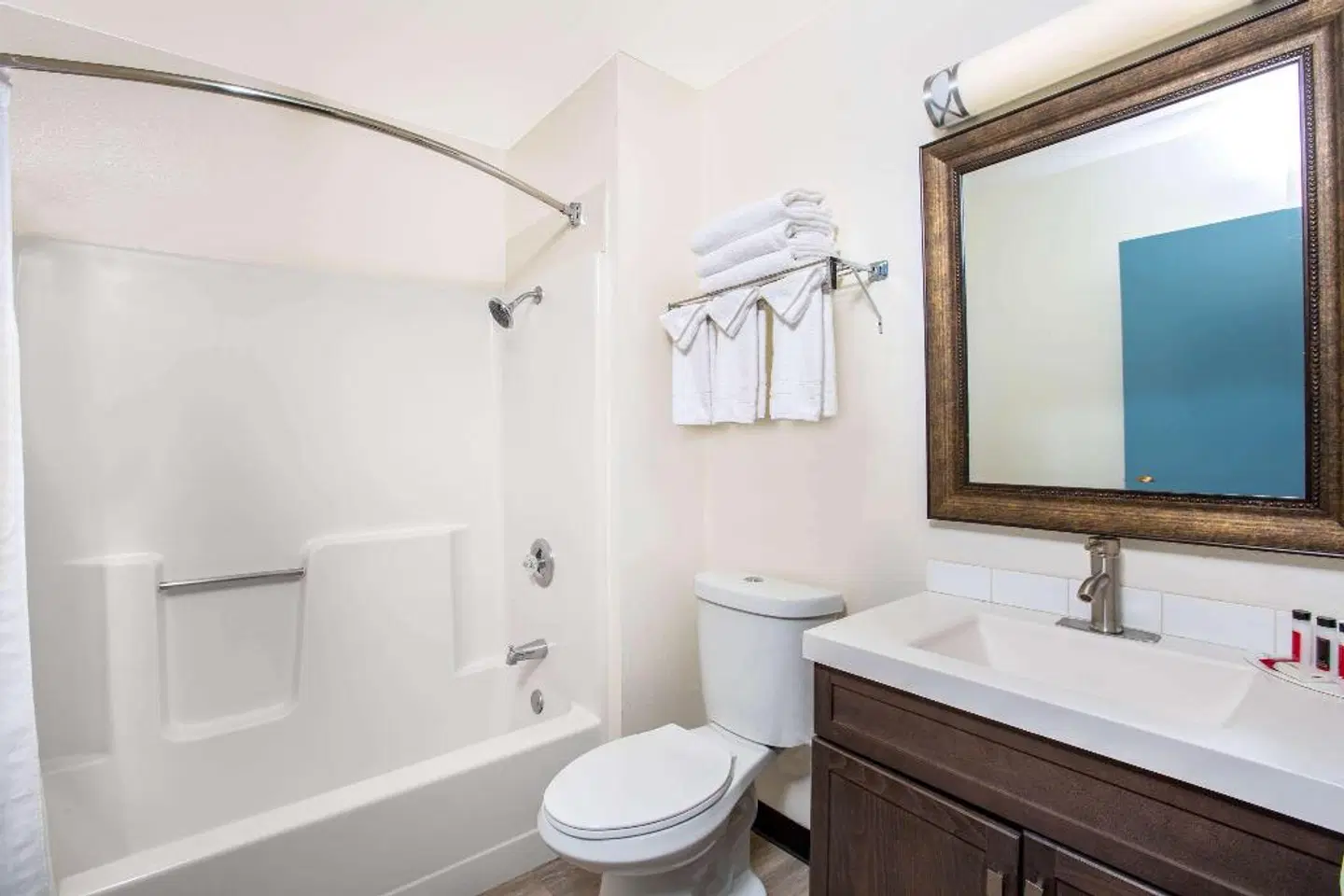 Days Inn by Wyndham Woodland Badezimmer