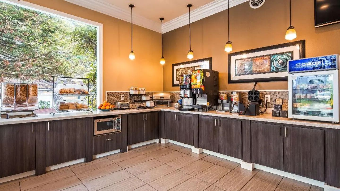 Best Western Carmel's Town House Lodge Bar