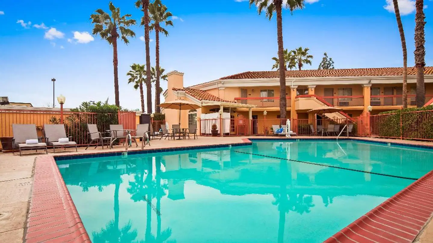 Best Western Palm Court Inn OUTDOOR_POOL