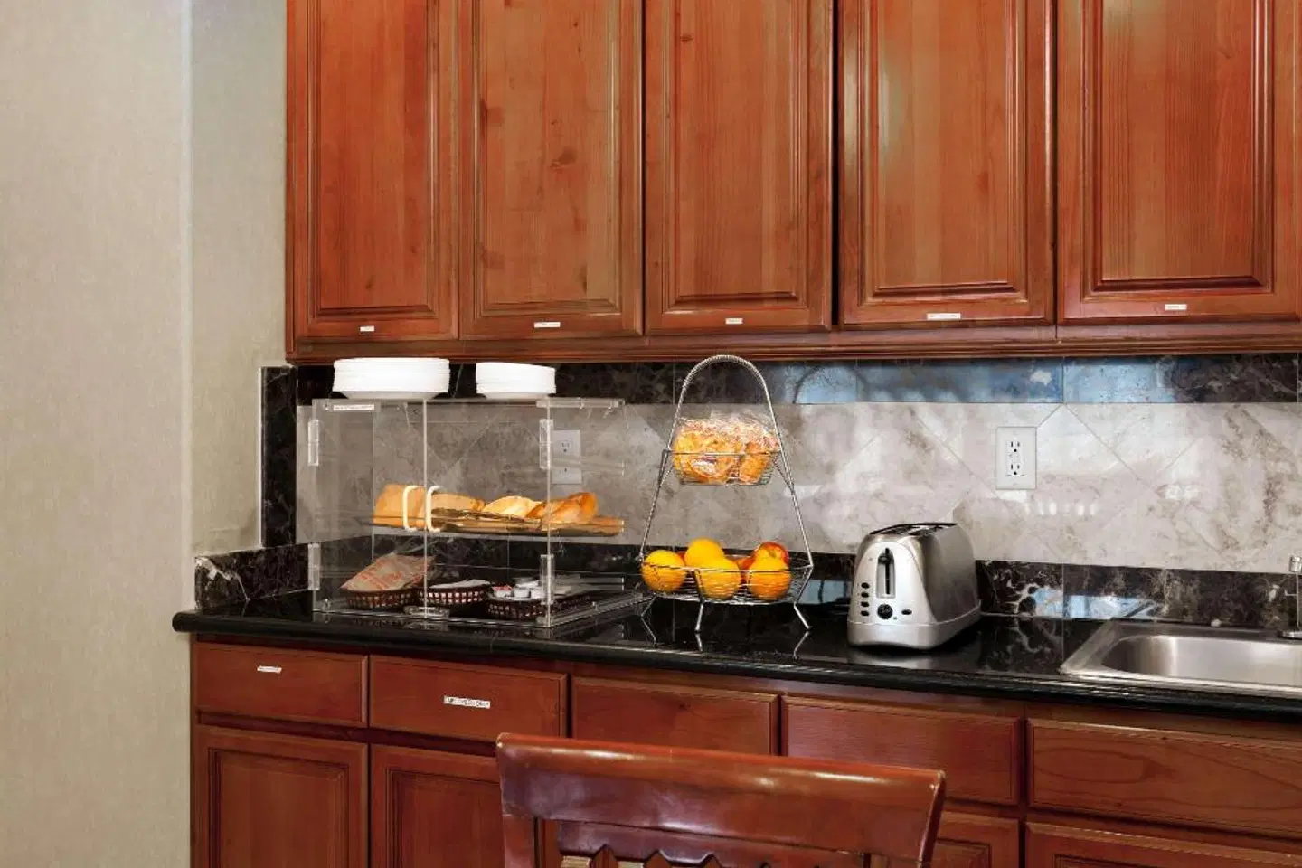 Howard Johnson by Wyndham Pico Rivera Hotel & Suites ROOM_EXAMPLE