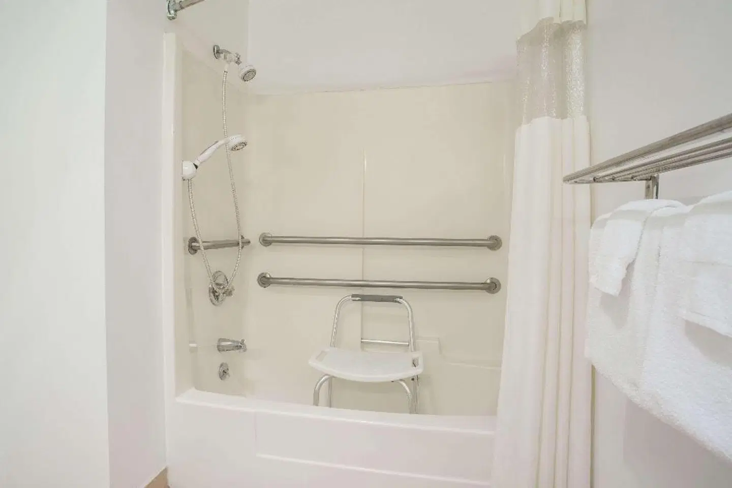 Travelodge by Wyndham Fort Bragg Badezimmer