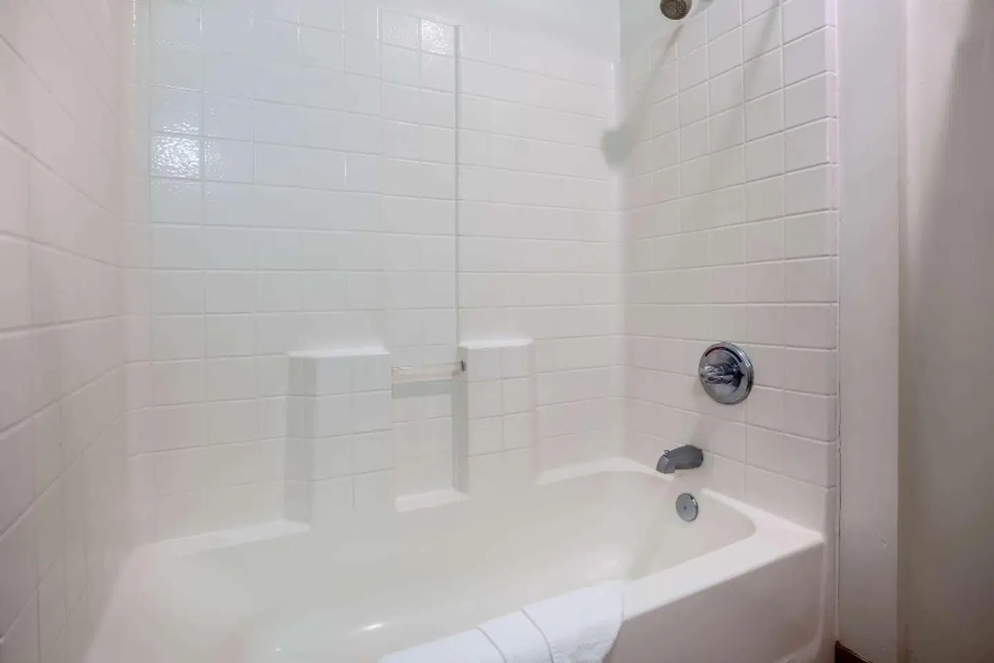 Travelodge by Wyndham Red Bluff Badezimmer