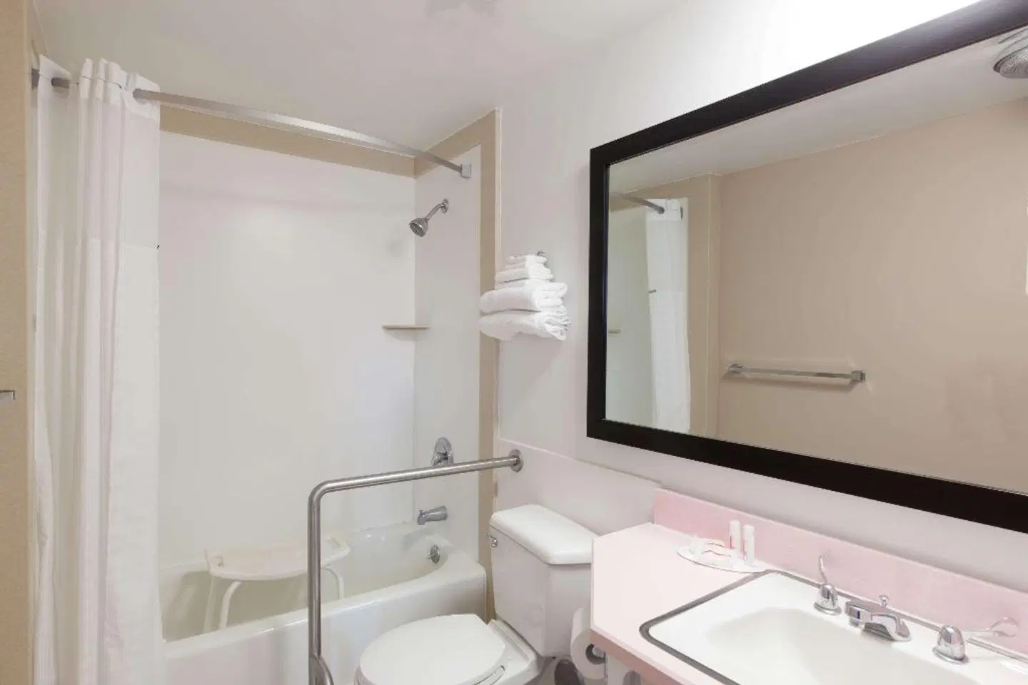 Super 8 by Wyndham Santa Barbara/Goleta Badezimmer