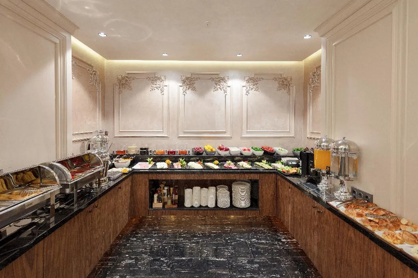 Danis Hotel Restaurant