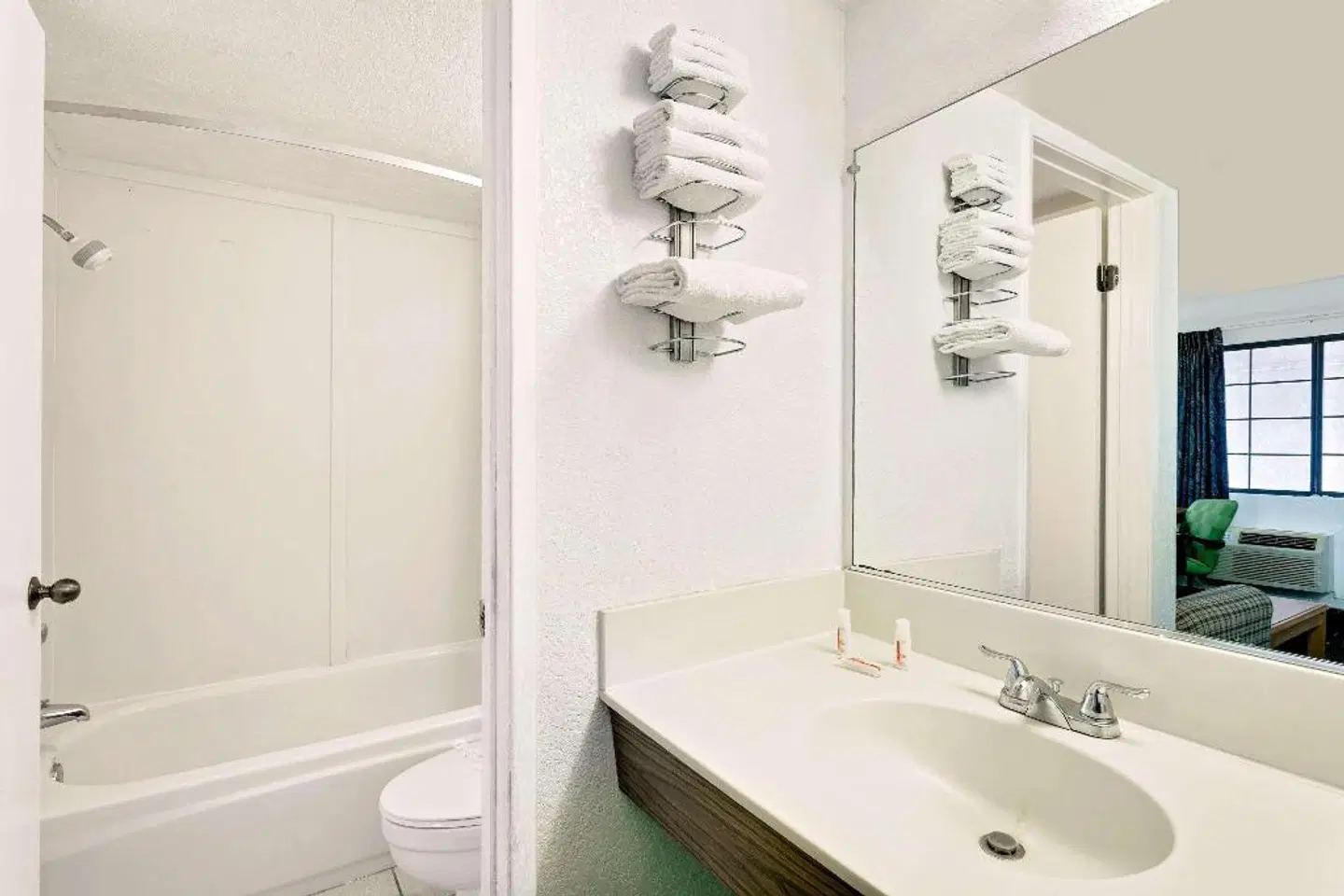 Days Inn & Suites by Wyndham Needles Badezimmer