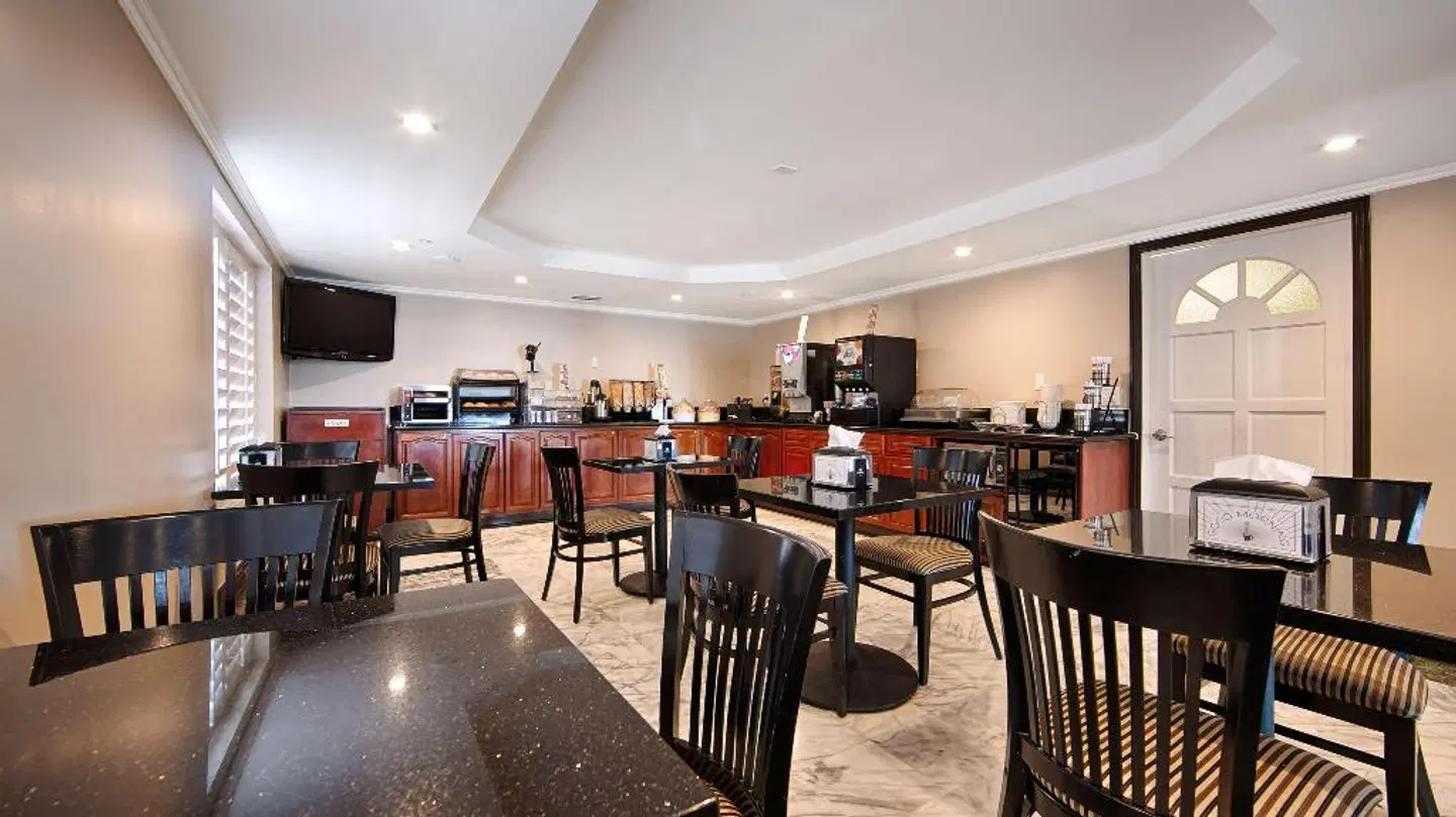 Best Western Pasadena Royale Inn & Suites Bar