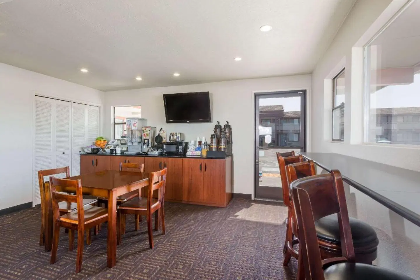 Super 8 by Wyndham Fort Bragg Bar