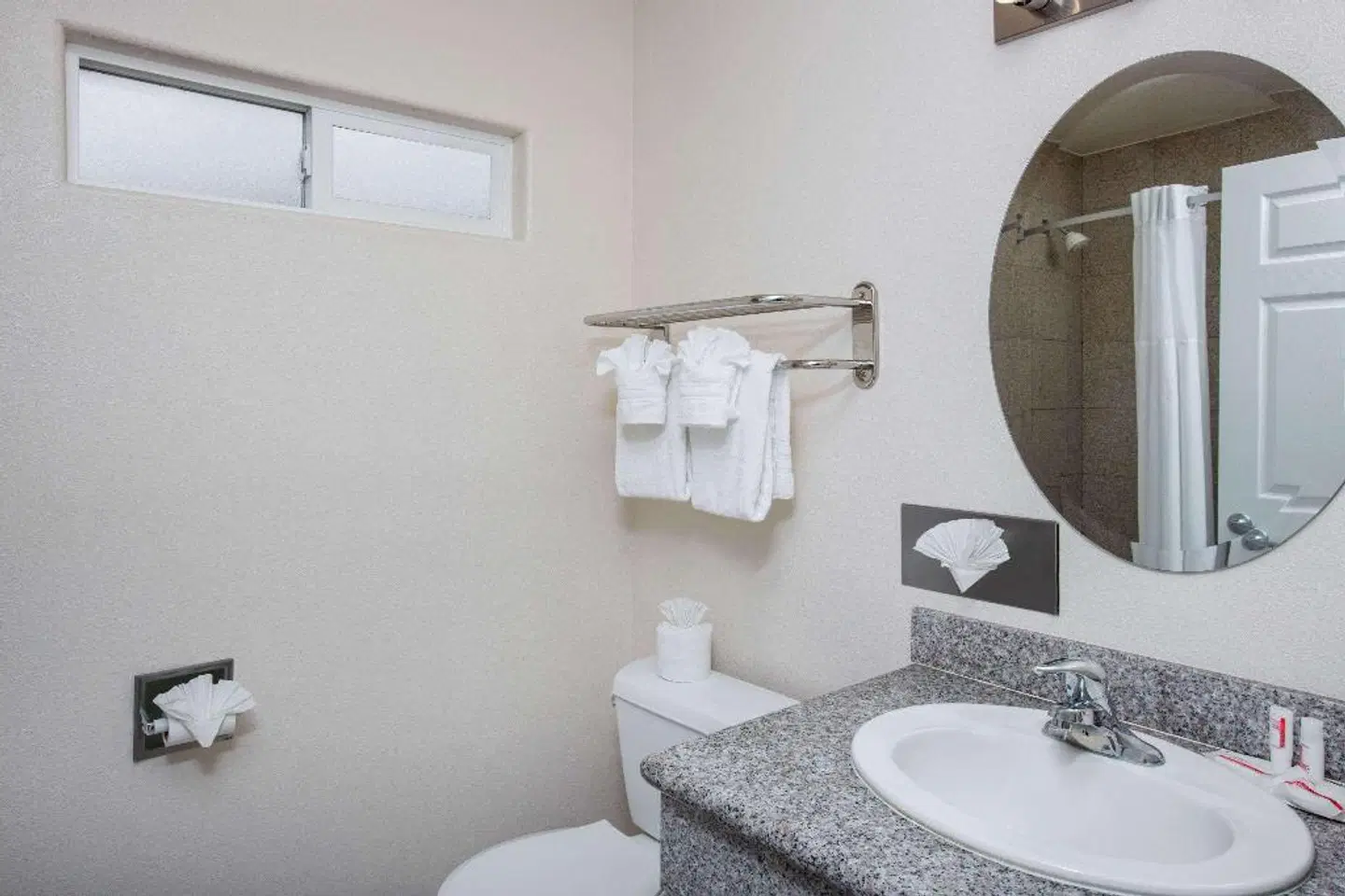 Super 8 by Wyndham Monterey Badezimmer