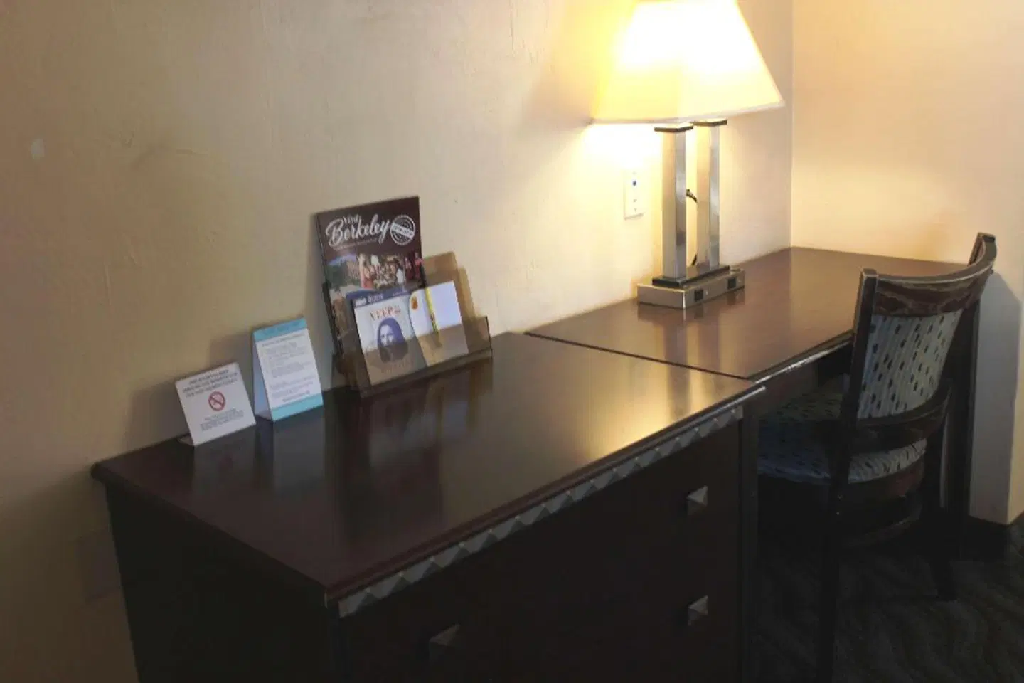 Super 8 by Wyndham Berkeley ROOM_EXAMPLE