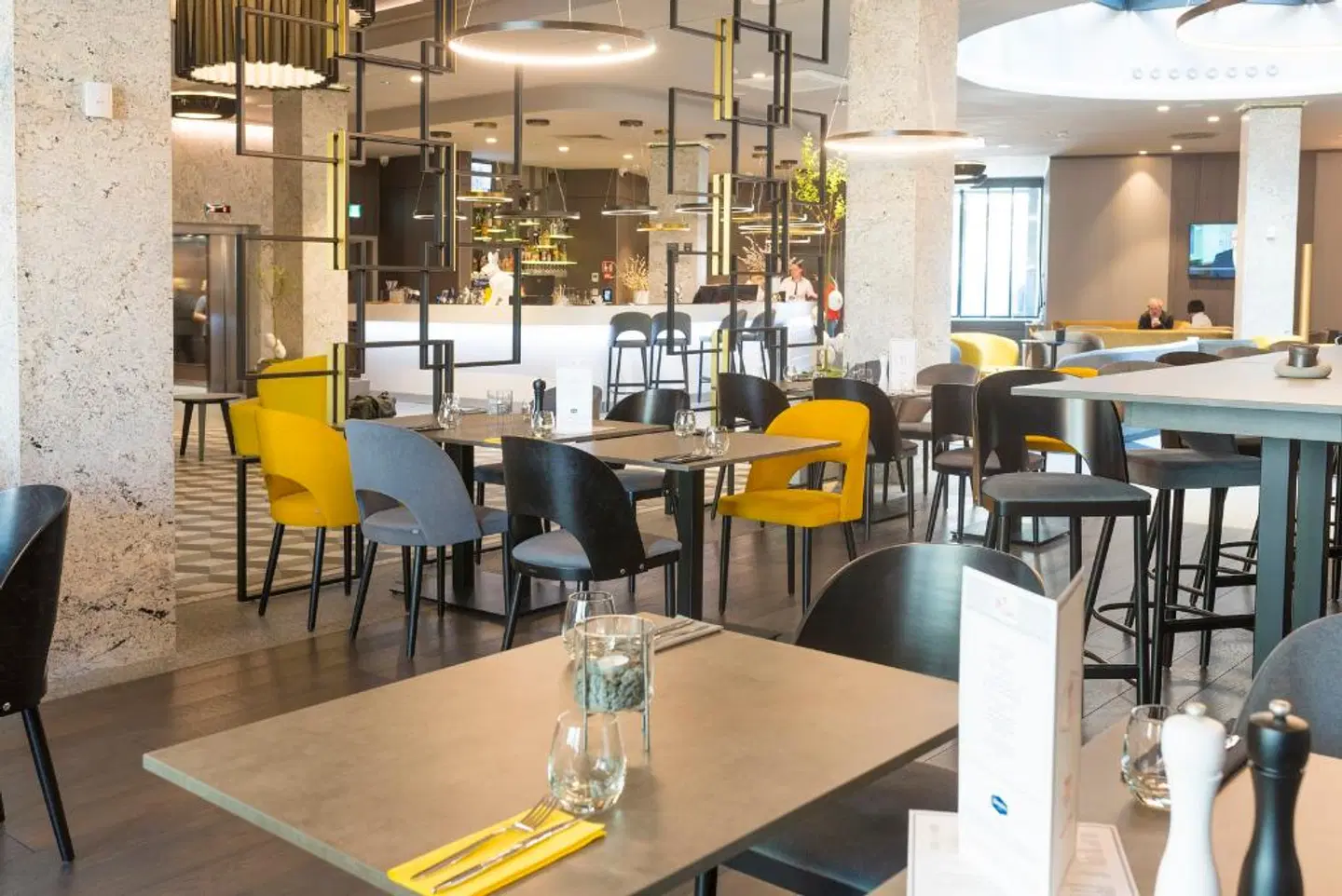 Hampton by Hilton Poznan Old Town Bar