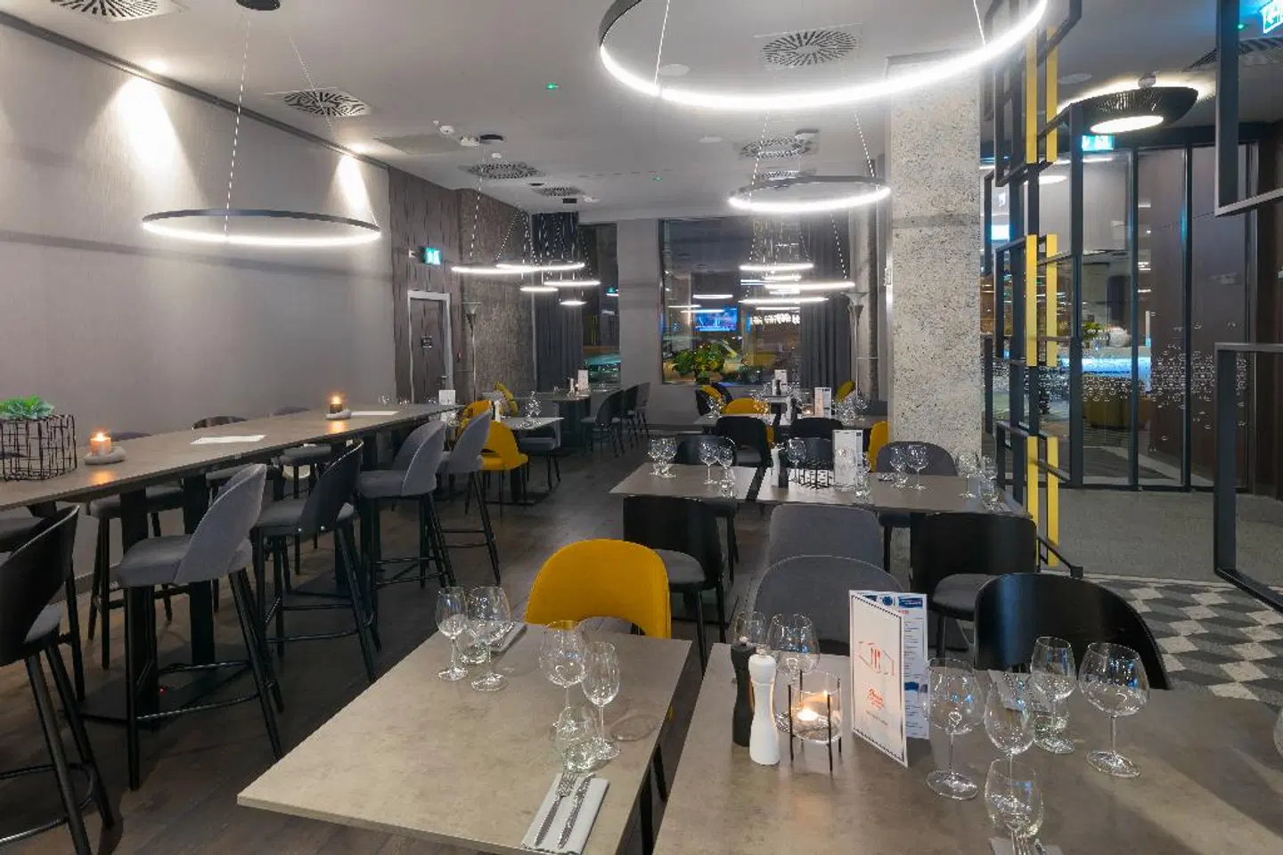 Hampton by Hilton Poznan Old Town Bar