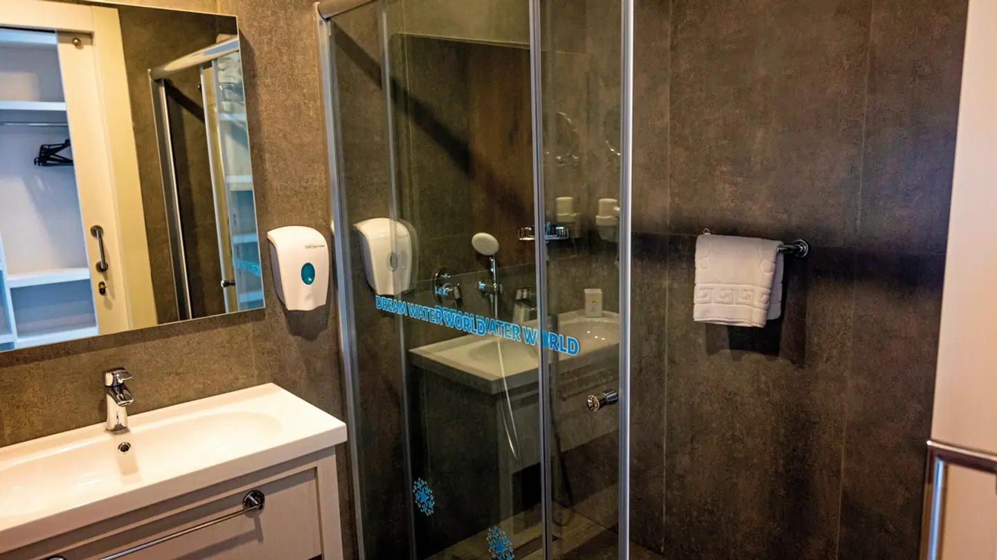 Dream Water World BATHROOM