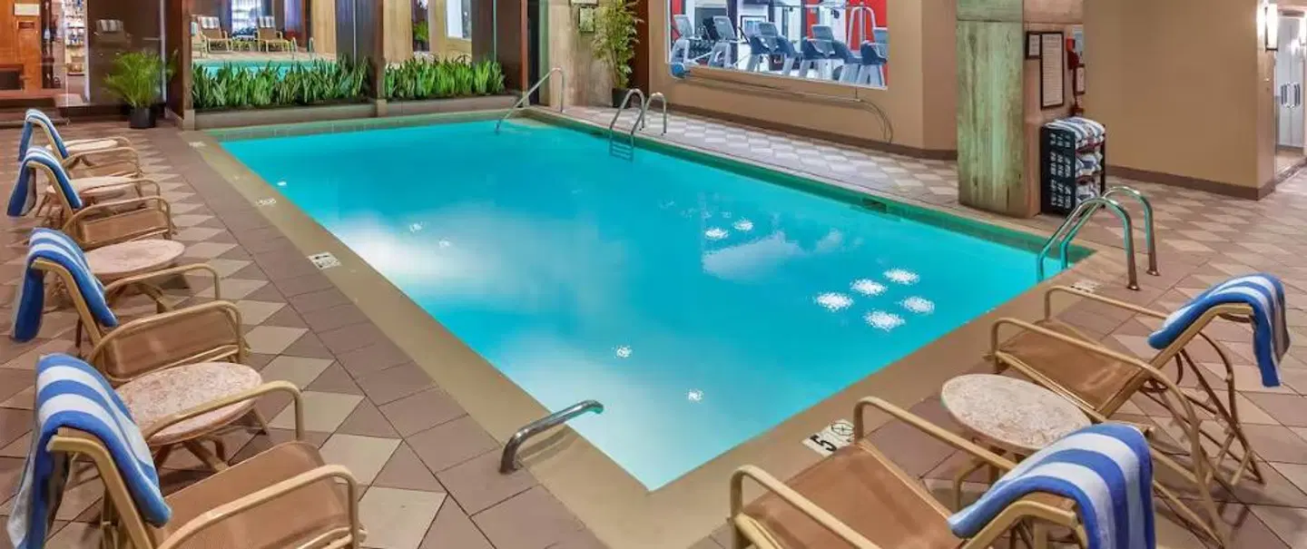 DoubleTree by Hilton Philadelphia Airport OUTDOOR_POOL