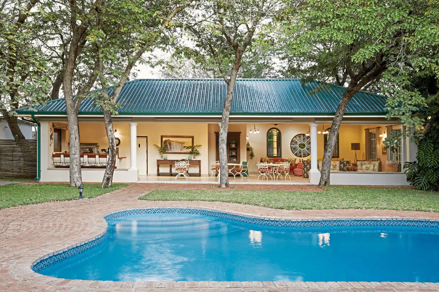 Batonka Guest Lodge OUTDOOR_POOL