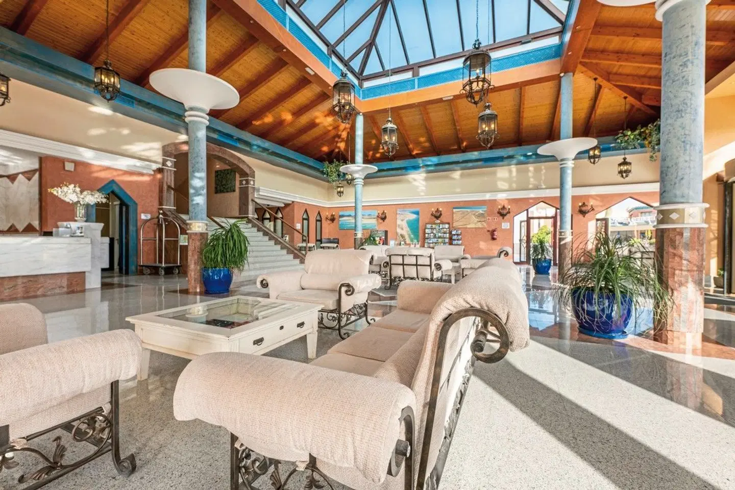 Esmeralda Maris by LIVVO LOUNGE_LOBBY