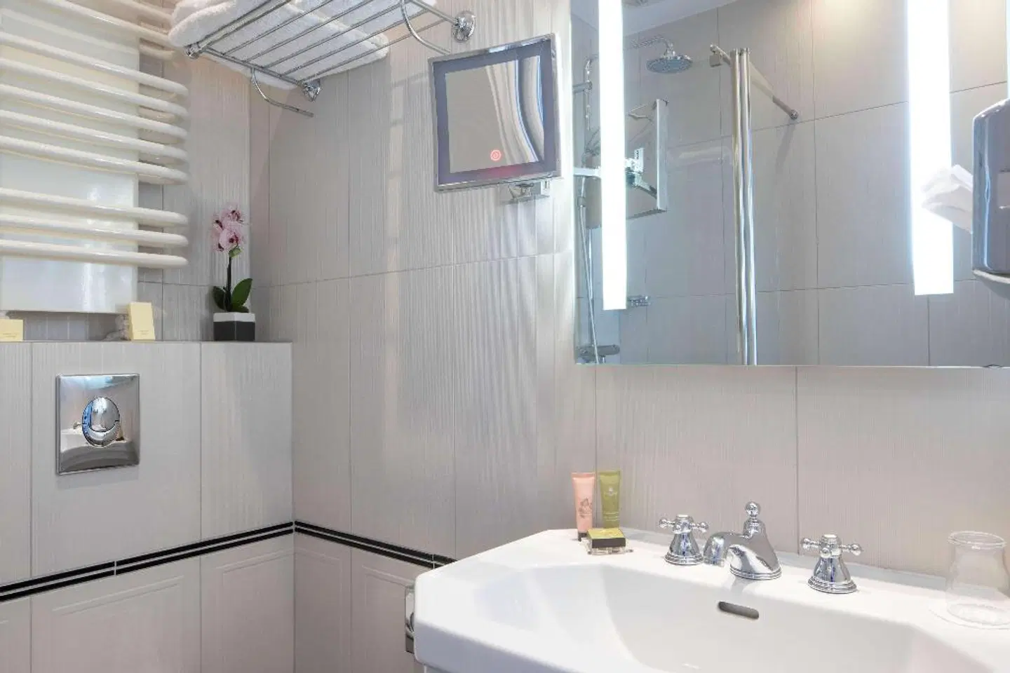 Bradford Elysées - Astotel Badezimmer