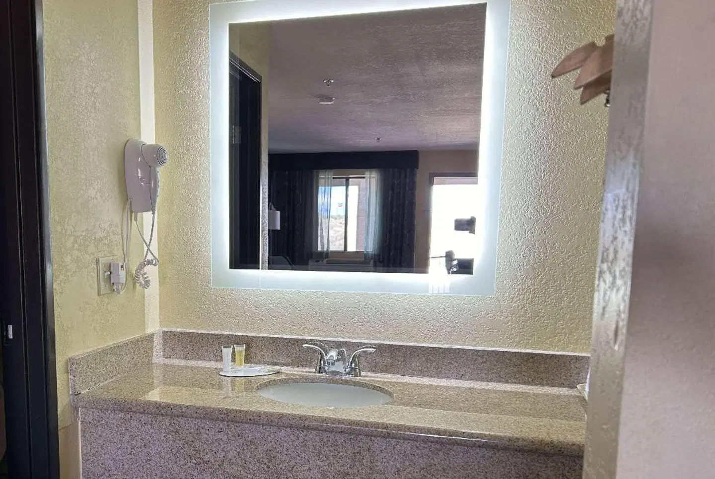 Days Inn by Wyndham Holbrook Badezimmer