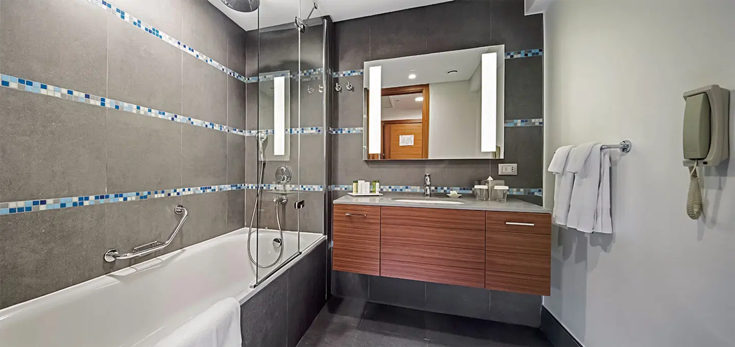 Double Tree by Hilton Kusadasi Badezimmer